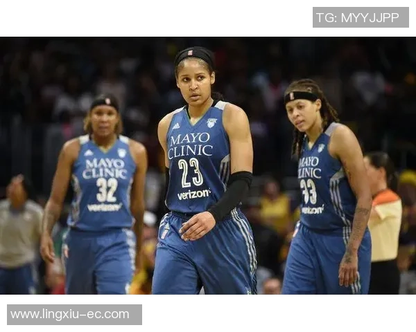 纽约自由人与拉斯维加斯王牌的激烈对决展现女篮精彩魅力与竞技精神